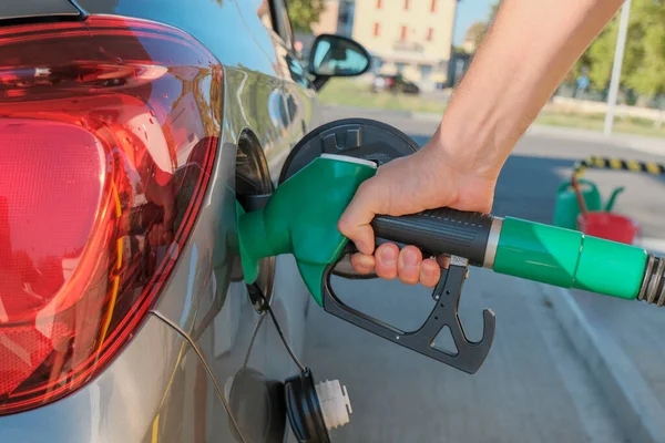 Las Manos Del Hombre Sosteniendo Bomba Gasolina Llenando Coche Con — Foto de Stock