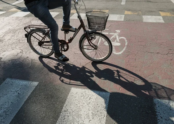Personne Vélo Sur Piste Cyclable Ville Close Transport Vert Infrastructures — Photo