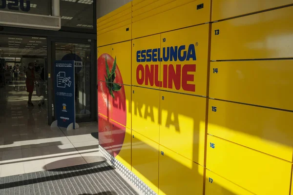 Eylül 2020 Parma, İtalya: Çevrimiçi alışveriş Esselunga için süpermarket kutuları 