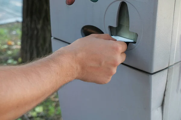 Person Die Parkschein Schein Aus Einem Parkautomaten Automaten Entnimmt Hand — Stockfoto