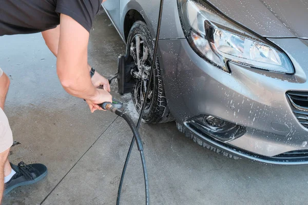 Worker Cleaning Car Wheel Special Brush Close Car Wash Service — Stock Photo, Image