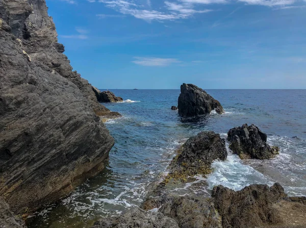 Rocas Mar Primer Plano Través Bly Cielo Horizonte Liguria Italiana — Foto de Stock