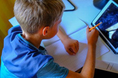 Öğrenci, yakın çekim defteriyle yazıyor. Eğitiyorum, çalışıyorum, öğreniyorum. Okul, evde eğitim kavramı.  