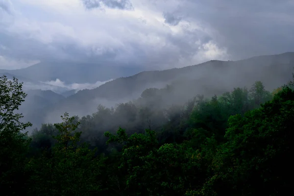 Nevoeiro Céu Azul Nublado Através Montanhas Verdes Paisagem Fundo Natural — Fotografia de Stock