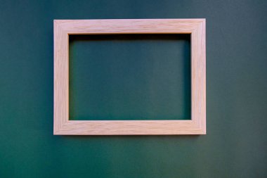 Mavi arka planda boş ahşap çerçeve. Boşluğu kopyala