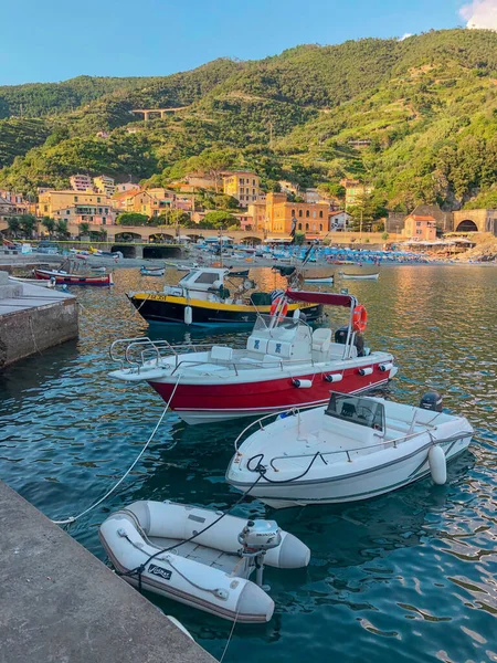 Monterosso limanında, Liguria 'da, İtalya' da yeşil tepeler arasında, günbatımında binalar. 