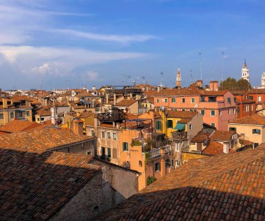 Venedik, İtalya ve mavi gökyüzünün turuncu kiremitli çatıları. Mimarlık. Uzayı kopyala Şehir manzarası arka planı
