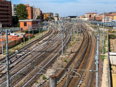 Eylül 2020 Bologna, İtalya: Şehir genelinde şehir ve gökyüzü boyunca demiryolu. Ulaşım. Hareket etkinliği