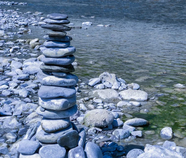 Stapel Stenar Floden Stranden Närbild Tonas Naturlig Bakgrund Meditation Balans — Stockfoto