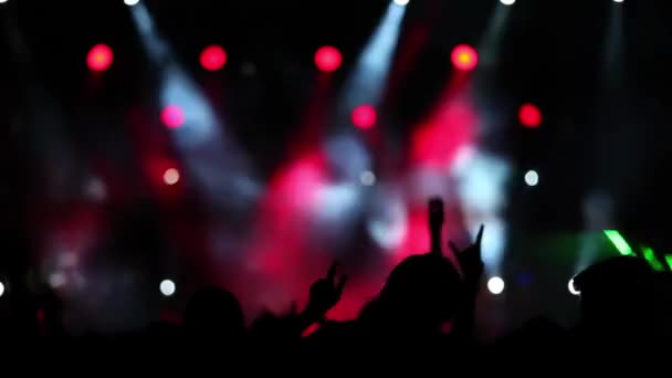 Rock koncert je nádherné burzovní video, které ukazuje záběry divoké davy tančících na rockový koncert. Tento 3840x2160 (4k) video bude vypadat skvěle v jakémkoli videoprojektu, který znázorňuje hudební koncerty, party a festivaly. 