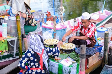 Songkhla, Tayland - 15 Nisan 2018: Gıda ve Klonghae yüzen pazarda Hat Yai, Tayland Hediyelik eşya satmak. Güney Tayland ilk yüzen pazarı.