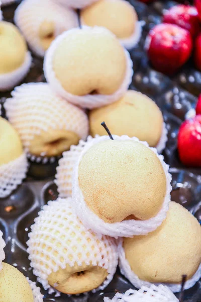 bir pazarda taze sarı armut