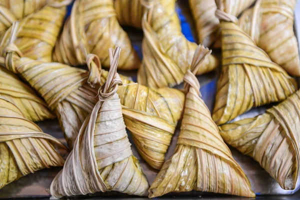 タイの伝統的なグリルのもち米は巻き葉 — ストック写真