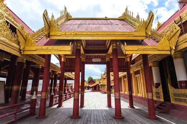 ミャンマー マンダレー王宮跡の複雑な建物 — ストック写真