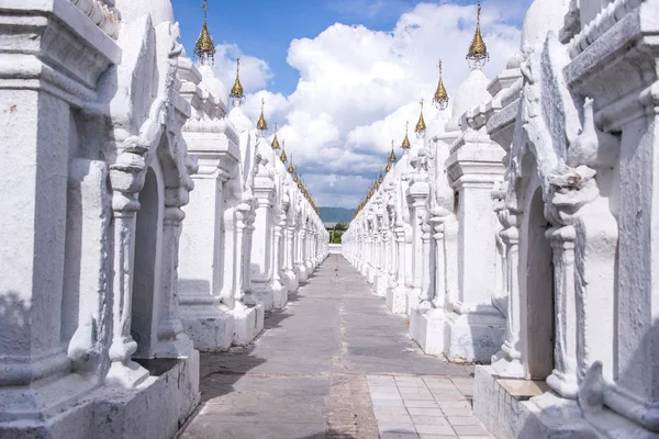 Kuthodaw Пагода Mandalay Янма — стокове фото