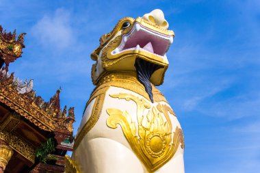 Aslan heykeli tapınak kapısında ruhu