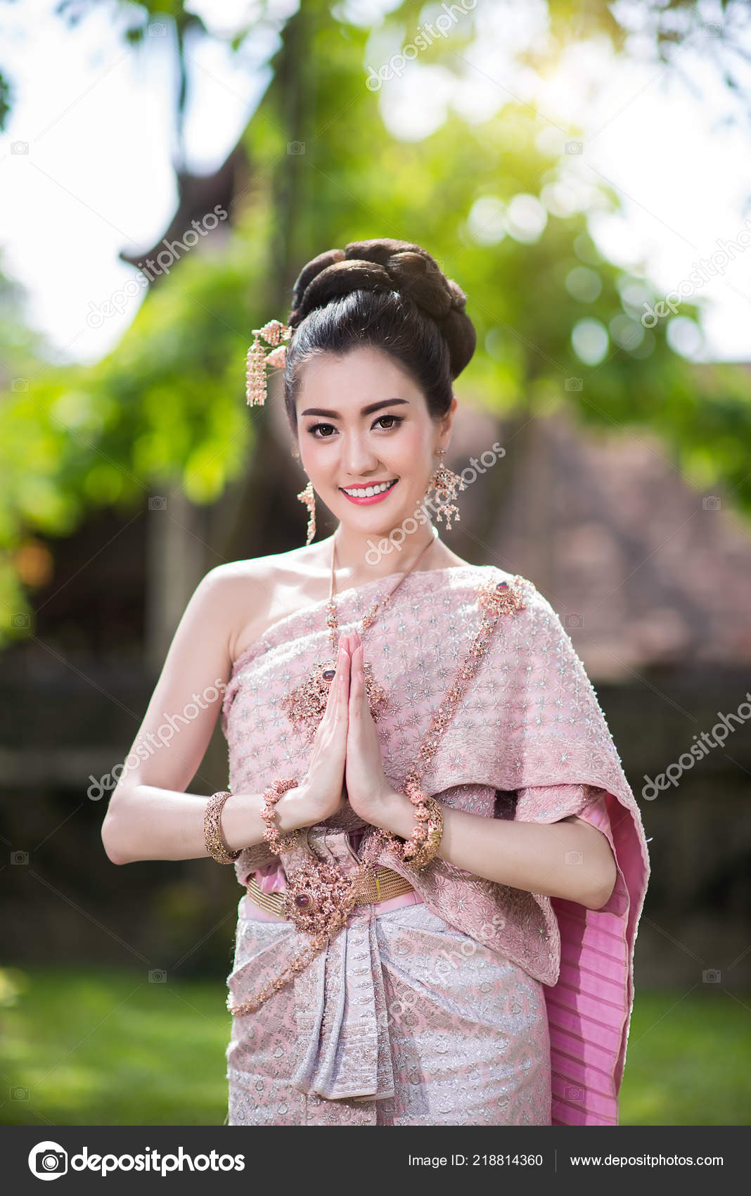 https://st4.depositphotos.com/3198157/21881/i/1600/depositphotos_218814360-stock-photo-beautiful-thai-girl-thai-traditional.jpg