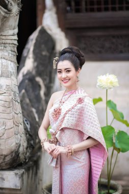 Geleneksel Tayland kostümlü güzel Taylandlı kız..