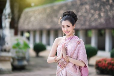 Geleneksel Tayland kostümlü güzel Taylandlı kız.