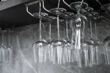 Bir bardak şarap rafta asılı