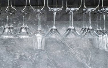 Bir bardak şarap rafta asılı