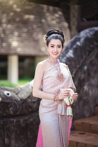 Menina Tailandesa Bonita Traje Tradicional Tailandês — Fotografia de Stock
