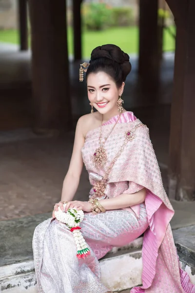 Menina Tailandesa Bonita Traje Tradicional Tailandês — Fotografia de Stock