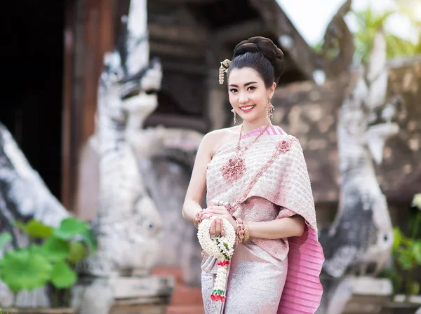 Menina Tailandesa Bonita Traje Tradicional Tailandês — Fotografia de Stock