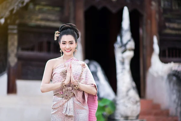 Menina Tailandesa Bonita Traje Tradicional Tailandês — Fotografia de Stock