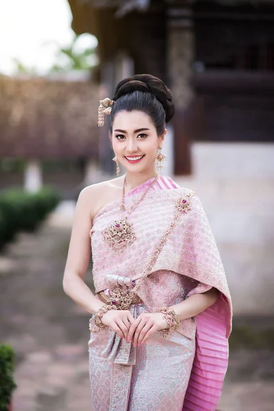 Geleneksel Tayland kostümlü güzel Taylandlı kız..