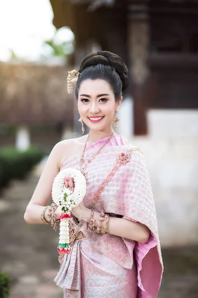 Geleneksel Tayland kostümlü güzel Taylandlı kız..