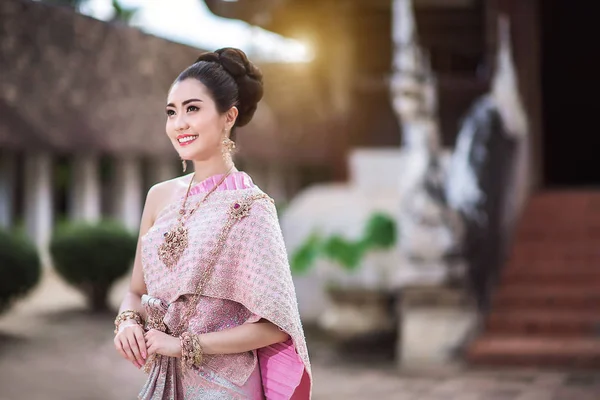 สาวสวยไทยในช ดประเพณ ไทย — ภาพถ่ายสต็อก