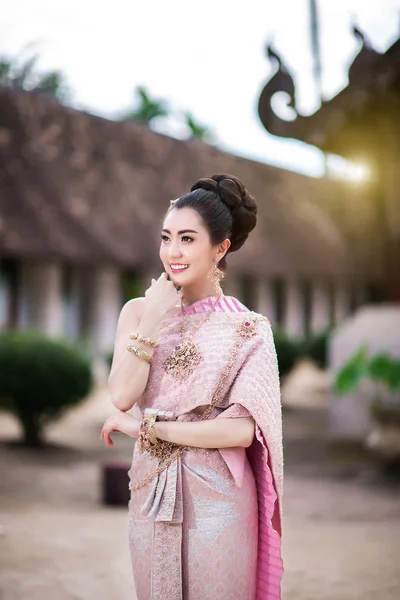 Όμορφο Κορίτσι Της Ταϊλάνδης Στην Παραδοσιακή Στολή Της Ταϊλάνδης — Φωτογραφία Αρχείου