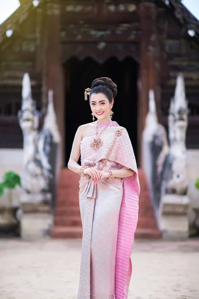 Geleneksel Tayland Kostümlü Güzel Taylandlı Kız — Stok fotoğraf