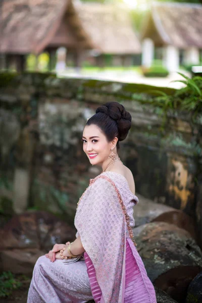 Menina Tailandesa Bonita Traje Tradicional Tailandês — Fotografia de Stock