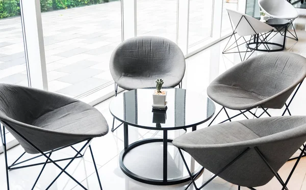 Lobi salonunda rahat koltuklar