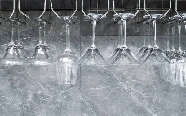 Bir bardak şarap rafta asılı