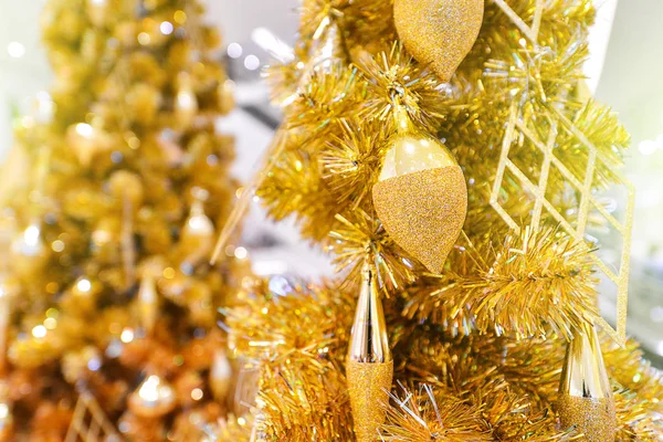 Рождественская елка, украшения и огни — стоковое фото