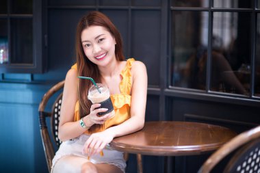 Güzel Asyalı kız içecek içme