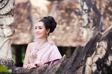 Geleneksel Tayland kostümlü güzel Taylandlı kız..