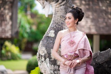 Geleneksel Tayland kostümlü güzel Taylandlı kız..