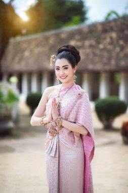 Geleneksel Tayland kostümlü güzel Taylandlı kız..