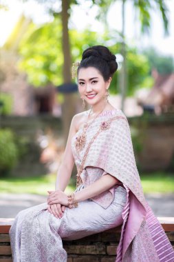 Geleneksel Tayland kostümlü güzel Taylandlı kız.