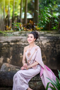 Geleneksel Tayland kostümlü güzel Taylandlı kız..