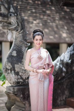 Geleneksel Tayland kostümlü güzel Taylandlı kız..