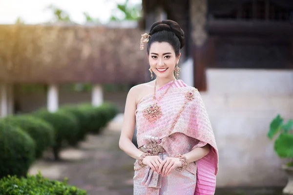 Geleneksel Tayland Kostümlü Güzel Taylandlı Kız — Stok fotoğraf