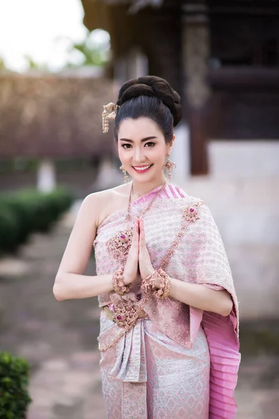 穿着泰国传统服装的美丽的泰国女孩 — 图库照片