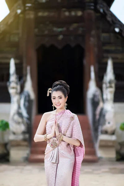 Красивая Тайская Девушка Тайском Традиционном Костюме — стоковое фото