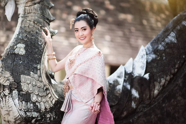 Όμορφο Κορίτσι Της Ταϊλάνδης Στην Παραδοσιακή Στολή Της Ταϊλάνδης — Φωτογραφία Αρχείου