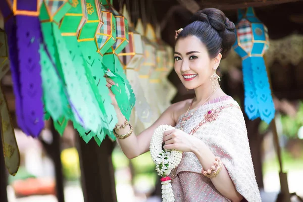 Hermosa Chica Tailandesa Traje Tradicional Tailandés —  Fotos de Stock